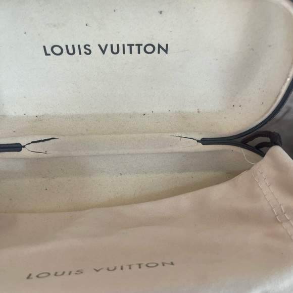 LOUIS VUITTON WILLOW SUNGLASSES CASE DRAW POUCH MINT CONDITION - Picture 8 of 8
